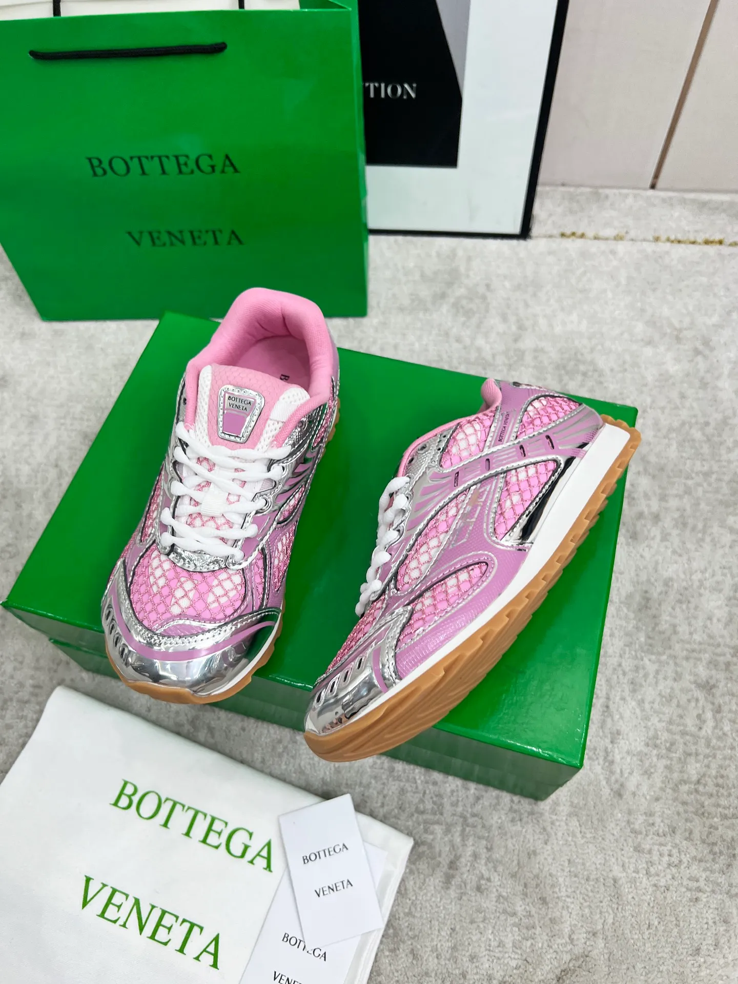 P540. Top version (couples model) Bottega Veneta Bottega Veneta 23ss autumn and winter show BV Orbit sneakers Wang Yibo's same style couples casual shoes dad shoes! Runner sneakers! Original purchase and development!  Made of original lightweight technical mesh fabric, the same as the original version! The process is complicated!  Paired with a rubber outsole designed with a geometric pattern, the high version of the Wang Zha series is actually much taller, but the legs still look slim. Very nice. Durable and playable, standard and version-matching shoe package technology, look for high-end versions. The original outsole is exclusively molded, and the color-blocked TPU outsole is used. The material and weight are the same as the original!  Size: #Female 35-41 (40 and 41 customized sizes are non-refundable) Male 39-45 (45 size customized are non-returnable and exchangeable)